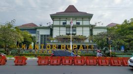 Gedung Sekretariat Daerah (Setda) Kabupaten Probolinggo yang tengah dilakukan perbaikan dan pemolesan ulang menggunakan anggaran hampir Rp1 miliar dari Pemerintah Kabupaten Probolinggo sebagai upaya peningkatan fasilitas pelayanan dan tata kelola pemerintahan.