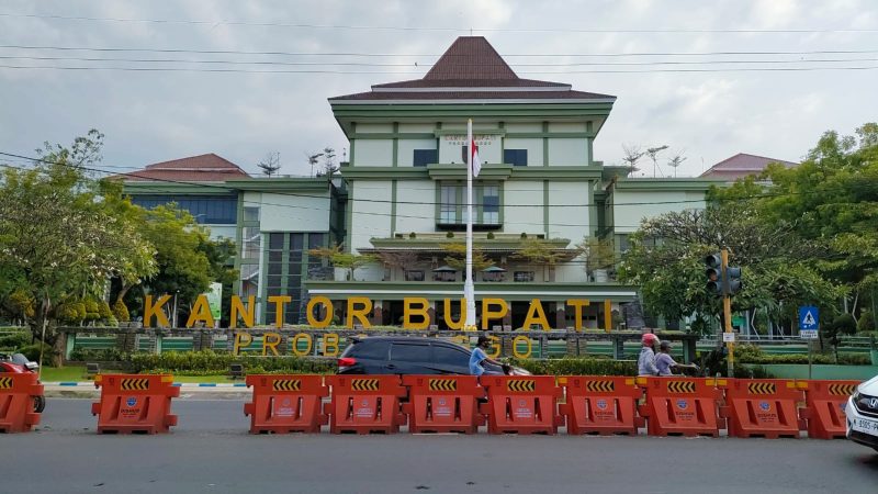 Gedung Sekretariat Daerah (Setda) Kabupaten Probolinggo yang tengah dilakukan perbaikan dan pemolesan ulang menggunakan anggaran hampir Rp1 miliar dari Pemerintah Kabupaten Probolinggo sebagai upaya peningkatan fasilitas pelayanan dan tata kelola pemerintahan.