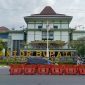 Gedung Sekretariat Daerah (Setda) Kabupaten Probolinggo yang tengah dilakukan perbaikan dan pemolesan ulang menggunakan anggaran hampir Rp1 miliar dari Pemerintah Kabupaten Probolinggo sebagai upaya peningkatan fasilitas pelayanan dan tata kelola pemerintahan.