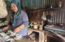 Ket foto:
Sumiati saat menyeduh kopi tradisional khas Kopi Peceng dengan penuh ketelatenan, menjaga cita rasa yang konsisten di warung pojokan Sumenep.
