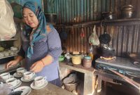 Ket foto:
Sumiati saat menyeduh kopi tradisional khas Kopi Peceng dengan penuh ketelatenan, menjaga cita rasa yang konsisten di warung pojokan Sumenep.