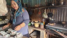 Ket foto:
Sumiati saat menyeduh kopi tradisional khas Kopi Peceng dengan penuh ketelatenan, menjaga cita rasa yang konsisten di warung pojokan Sumenep.