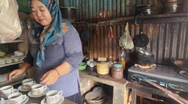 Ket foto:
Sumiati saat menyeduh kopi tradisional khas Kopi Peceng dengan penuh ketelatenan, menjaga cita rasa yang konsisten di warung pojokan Sumenep.