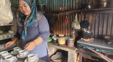 Ket foto:
Sumiati saat menyeduh kopi tradisional khas Kopi Peceng dengan penuh ketelatenan, menjaga cita rasa yang konsisten di warung pojokan Sumenep.
