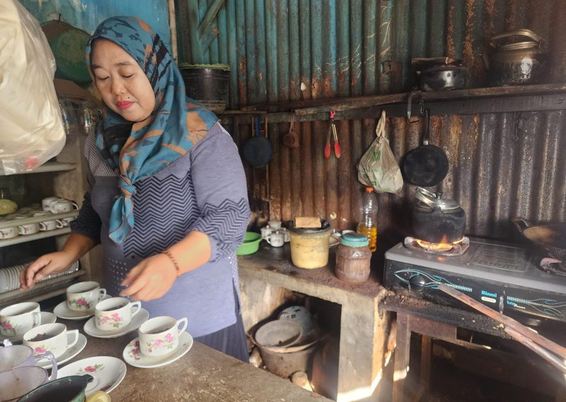 Ket foto:
Sumiati saat menyeduh kopi tradisional khas Kopi Peceng dengan penuh ketelatenan, menjaga cita rasa yang konsisten di warung pojokan Sumenep.