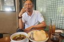 Ket foto:
Mas Hadi saat menikmati Rawon Iga di Resto Lotus Sumenep, memuji cita rasa kuah rempah yang kuat dan daging iga yang empuk hingga membuatnya ketagihan.