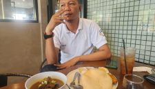 Ket foto:
Mas Hadi saat menikmati Rawon Iga di Resto Lotus Sumenep, memuji cita rasa kuah rempah yang kuat dan daging iga yang empuk hingga membuatnya ketagihan.