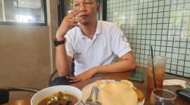 Ket foto:
Mas Hadi saat menikmati Rawon Iga di Resto Lotus Sumenep, memuji cita rasa kuah rempah yang kuat dan daging iga yang empuk hingga membuatnya ketagihan.