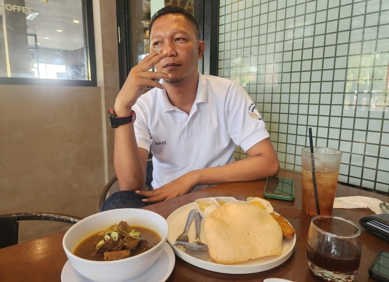 Ket foto:
Mas Hadi saat menikmati Rawon Iga di Resto Lotus Sumenep, memuji cita rasa kuah rempah yang kuat dan daging iga yang empuk hingga membuatnya ketagihan.
