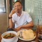 Ket foto:
Mas Hadi saat menikmati Rawon Iga di Resto Lotus Sumenep, memuji cita rasa kuah rempah yang kuat dan daging iga yang empuk hingga membuatnya ketagihan.