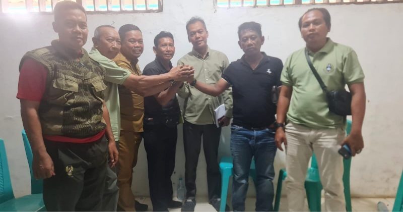 Keterangan Foto:
Suasana klarifikasi resmi di ruang pertemuan GOR A. Yani Sumenep antara pihak Askab PSSI Sumenep, PSBA Arjasa, dan PERRSU Sumbernangka terkait polemik Turnamen Askuri Hamsani Cup 2026 yang diduga tidak sesuai izin.