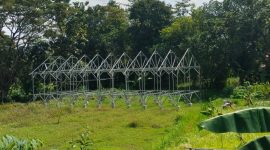 Keterangan Foto:
Terlihat kandang ayam program Ketapang 2025 di Desa Baruh, Sampang, masih kosong tanpa ternak dan belum sepenuhnya rampung hingga awal Mei 2026.