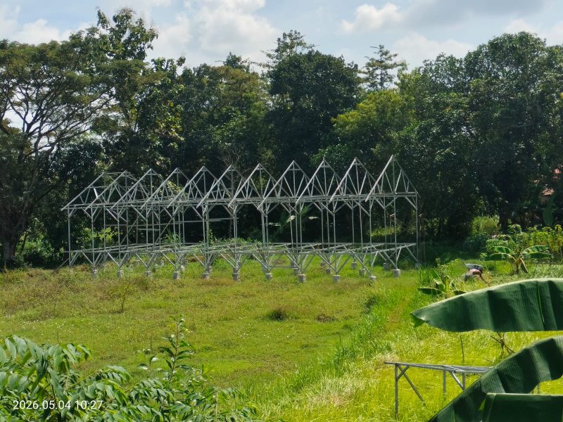 Keterangan Foto:
Terlihat kandang ayam program Ketapang 2025 di Desa Baruh, Sampang, masih kosong tanpa ternak dan belum sepenuhnya rampung hingga awal Mei 2026.