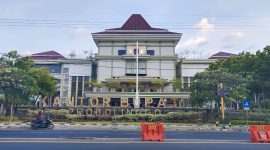 Kantor Bupati Probolinggo yang menjadi objek proyek pemeliharaan senilai Rp 400 juta, menuai sorotan publik terkait penunjukan kontraktor luar daerah melalui metode Pengadaan Langsung.