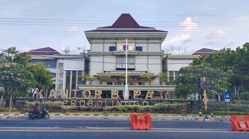 Kantor Bupati Probolinggo yang menjadi objek proyek pemeliharaan senilai Rp 400 juta, menuai sorotan publik terkait penunjukan kontraktor luar daerah melalui metode Pengadaan Langsung.