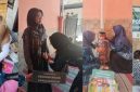 Nakes Puskesmas Pandian bersama ibu kader Desa Kolor saat memberikan pelayanan kesehatan pada kegiatan Posyandu ILP di Posyandu Strawberry.