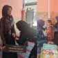 Nakes Puskesmas Pandian bersama ibu kader Desa Kolor saat memberikan pelayanan kesehatan pada kegiatan Posyandu ILP di Posyandu Strawberry.