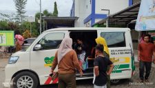 Ket Foto:
Mobil LaSehat RSUD dr. H. Moh. Anwar Sumenep bersiap mengantar pasien pulang ke rumah, sebagai wujud pelayanan humanis dan kepedulian rumah sakit terhadap masyarakat kecil yang membutuhkan bantuan transportasi gratis.