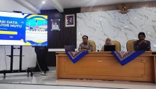 Keterangan foto:
Kegiatan Pelatihan Validasi Data di RSUD dr. H. Moh. Anwar Sumenep berlangsung serius, diikuti validator mutu unit dalam rangka memperkuat standar mutu pelayanan kesehatan.