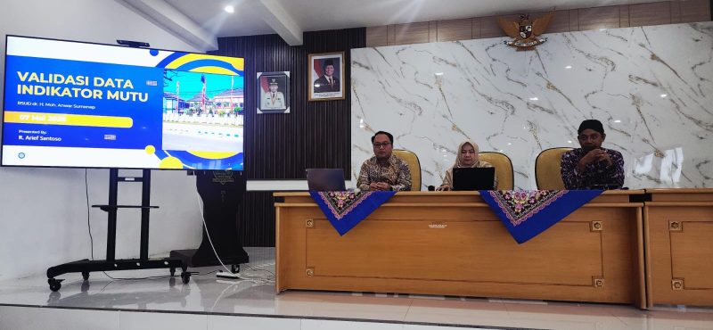 Keterangan foto:
Kegiatan Pelatihan Validasi Data di RSUD dr. H. Moh. Anwar Sumenep berlangsung serius, diikuti validator mutu unit dalam rangka memperkuat standar mutu pelayanan kesehatan.