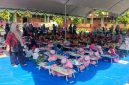 Ratusan siswa TK antusias mengikuti lomba mewarnai dalam semarak Hari Pendidikan Nasional 2026 di SDN Barkot 3.