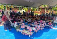 Ratusan siswa TK antusias mengikuti lomba mewarnai dalam semarak Hari Pendidikan Nasional 2026 di SDN Barkot 3.