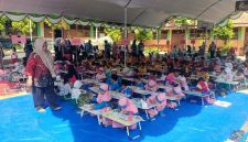 Ratusan siswa TK antusias mengikuti lomba mewarnai dalam semarak Hari Pendidikan Nasional 2026 di SDN Barkot 3.