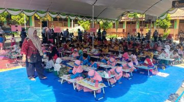 Ratusan siswa TK antusias mengikuti lomba mewarnai dalam semarak Hari Pendidikan Nasional 2026 di SDN Barkot 3.