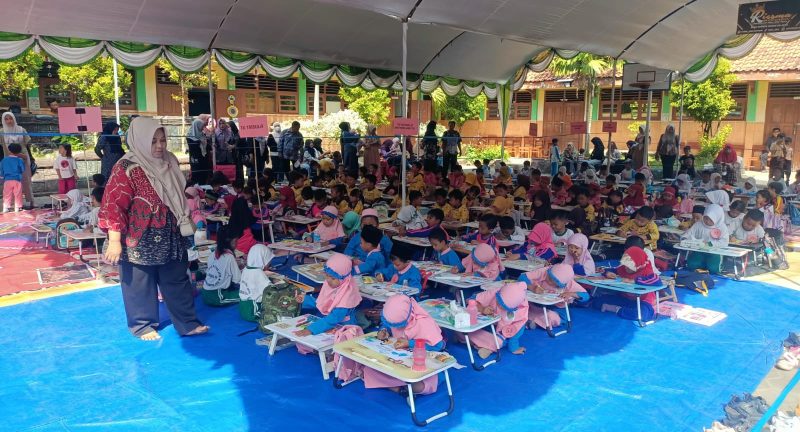 Ratusan siswa TK antusias mengikuti lomba mewarnai dalam semarak Hari Pendidikan Nasional 2026 di SDN Barkot 3.