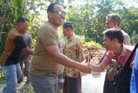 Letkol Eko meninjau langsung proses bedah rumah milik seorang lansia di Kecamatan Alian. Program kemanusiaan tersebut dilakukan sebagai bentuk kepedulian terhadap warga kurang mampu yang tinggal di rumah nyaris roboh.