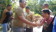 Letkol Eko meninjau langsung proses bedah rumah milik seorang lansia di Kecamatan Alian. Program kemanusiaan tersebut dilakukan sebagai bentuk kepedulian terhadap warga kurang mampu yang tinggal di rumah nyaris roboh.