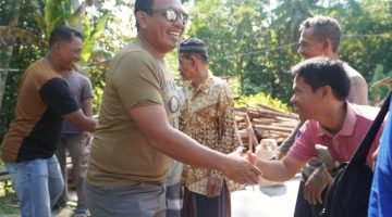 Letkol Eko meninjau langsung proses bedah rumah milik seorang lansia di Kecamatan Alian. Program kemanusiaan tersebut dilakukan sebagai bentuk kepedulian terhadap warga kurang mampu yang tinggal di rumah nyaris roboh.