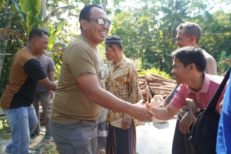 Letkol Eko meninjau langsung proses bedah rumah milik seorang lansia di Kecamatan Alian. Program kemanusiaan tersebut dilakukan sebagai bentuk kepedulian terhadap warga kurang mampu yang tinggal di rumah nyaris roboh.