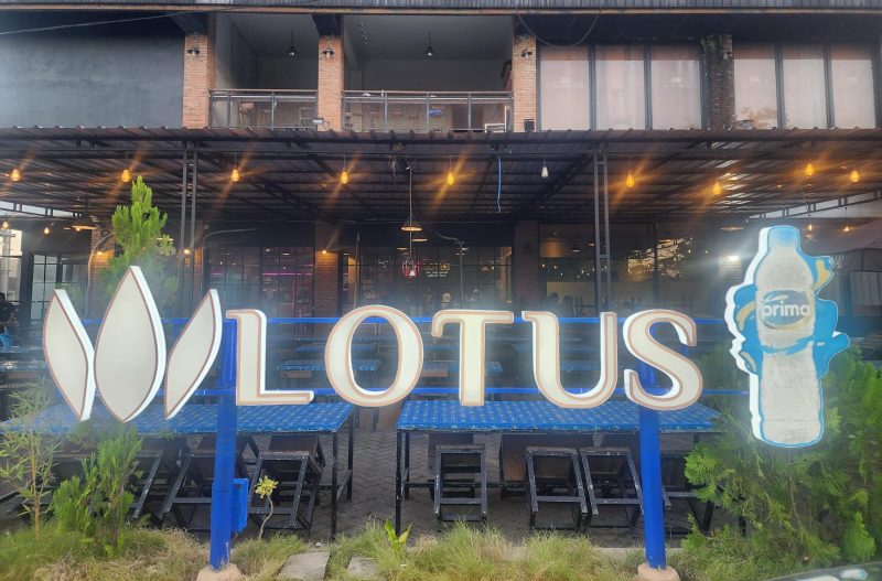 Tampak depan Resto Lotus Sumenep yang kini menjadi salah satu destinasi kuliner favorit masyarakat dan tempat berkumpul berbagai komunitas.