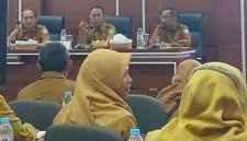 Sekretaris Daerah Kabupaten Probolinggo, H. Ugas Irwanto, saat memimpin rapat koordinasi Tim Simpul KPBU di Ruang Argopuro Kantor Bupati Probolinggo, Selasa (12/5/2026), menegaskan langkah strategis Pemkab dalam menjajaki skema creative financing melalui KPBU untuk mendukung keberlanjutan pembangunan infrastruktur di tengah kebijakan efisiensi anggaran daerah.
