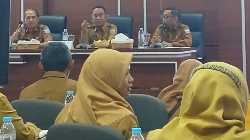 Sekretaris Daerah Kabupaten Probolinggo, H. Ugas Irwanto, saat memimpin rapat koordinasi Tim Simpul KPBU di Ruang Argopuro Kantor Bupati Probolinggo, Selasa (12/5/2026), menegaskan langkah strategis Pemkab dalam menjajaki skema creative financing melalui KPBU untuk mendukung keberlanjutan pembangunan infrastruktur di tengah kebijakan efisiensi anggaran daerah.