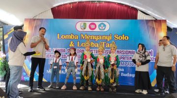 Caption: Nor Alam, Kepada Dinas Pendidikan Sampang, Saat Memberikan Sambutan dan Membuka Kegiatan FLS3N di SDN Gunung Sekar 1 Sampang (Sumber Foto: Agus Junaidi/Detikzone.id)