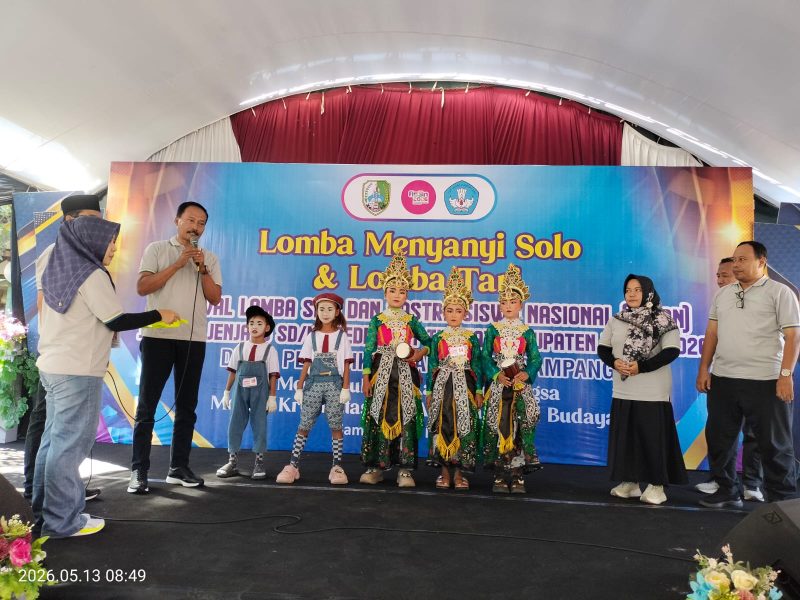 Caption: Nor Alam, Kepada Dinas Pendidikan Sampang, Saat Memberikan Sambutan dan Membuka Kegiatan FLS3N di SDN Gunung Sekar 1 Sampang (Sumber Foto: Agus Junaidi/Detikzone.id)