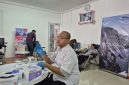Pimpinan dan karyawan Dealer Honda CV. Sinar Baru Sumenep mengikuti kegiatan donor darah sebagai bentuk kepedulian terhadap sesama.
