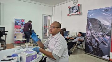 Pimpinan dan karyawan Dealer Honda CV. Sinar Baru Sumenep mengikuti kegiatan donor darah sebagai bentuk kepedulian terhadap sesama.