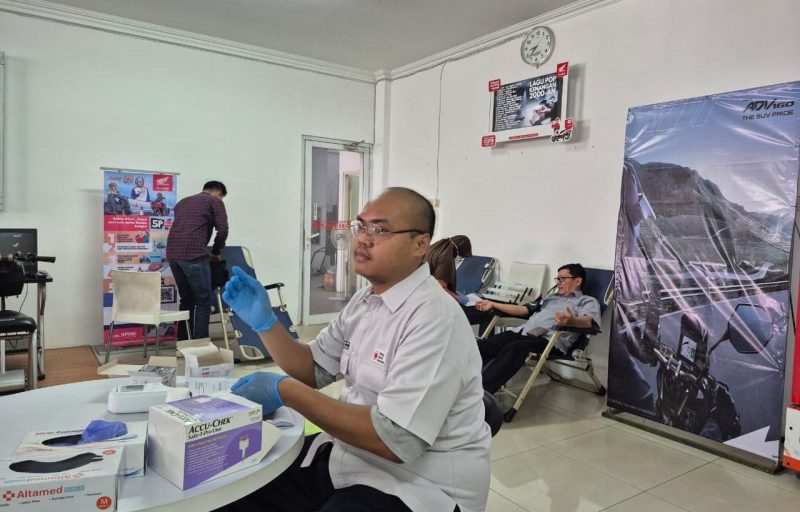Pimpinan dan karyawan Dealer Honda CV. Sinar Baru Sumenep mengikuti kegiatan donor darah sebagai bentuk kepedulian terhadap sesama.