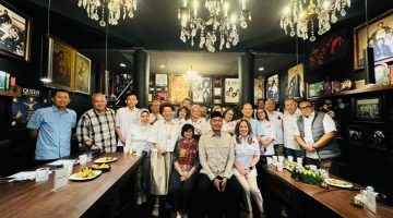 Ket foto: Sesi foto bersama usai kegiatan diskusi, menggambarkan kebersamaan dan komitmen dalam mendukung serta mengawal dampak program di akar rumput.