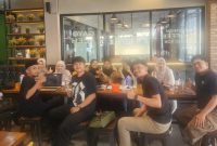 Ket Foto: Proyek Manajer DRT Manajemen, Tufel, bersama tim anak muda kreatif saat rapat pengembangan Agensi Digital Marketing DRT Manajemen di Resto Lotus Sumenep, membahas penguatan tim dan arah ekspansi perusahaan di tengah suasana kuliner yang ramai pengunjung.
