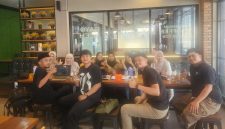 Ket Foto: Proyek Manajer DRT Manajemen, Tufel, bersama tim anak muda kreatif saat rapat pengembangan Agensi Digital Marketing DRT Manajemen di Resto Lotus Sumenep, membahas penguatan tim dan arah ekspansi perusahaan di tengah suasana kuliner yang ramai pengunjung.