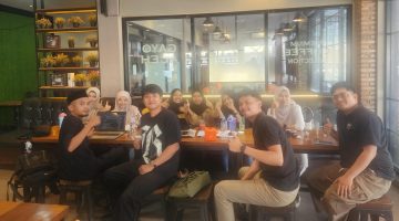 Ket Foto: Proyek Manajer DRT Manajemen, Tufel, bersama tim anak muda kreatif saat rapat pengembangan Agensi Digital Marketing DRT Manajemen di Resto Lotus Sumenep, membahas penguatan tim dan arah ekspansi perusahaan di tengah suasana kuliner yang ramai pengunjung.