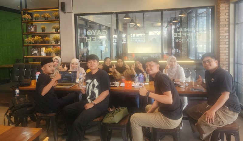 Ket Foto: Proyek Manajer DRT Manajemen, Tufel, bersama tim anak muda kreatif saat rapat pengembangan Agensi Digital Marketing DRT Manajemen di Resto Lotus Sumenep, membahas penguatan tim dan arah ekspansi perusahaan di tengah suasana kuliner yang ramai pengunjung.