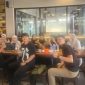 Ket Foto: Proyek Manajer DRT Manajemen, Tufel, bersama tim anak muda kreatif saat rapat pengembangan Agensi Digital Marketing DRT Manajemen di Resto Lotus Sumenep, membahas penguatan tim dan arah ekspansi perusahaan di tengah suasana kuliner yang ramai pengunjung.