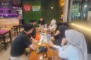 Suasana pertemuan internal DRT Manajemen di Resto Lotus Sumenep berlangsung hangat dan produktif di tengah ramainya aktivitas pengunjung. Para anak muda kreatif terlihat berdiskusi membahas penguatan strategi digital marketing untuk mendorong UMKM Sumenep naik kelas di era transformasi.