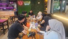 Suasana pertemuan internal DRT Manajemen di Resto Lotus Sumenep berlangsung hangat dan produktif di tengah ramainya aktivitas pengunjung. Para anak muda kreatif terlihat berdiskusi membahas penguatan strategi digital marketing untuk mendorong UMKM Sumenep naik kelas di era transformasi.
