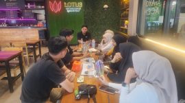 Suasana pertemuan internal DRT Manajemen di Resto Lotus Sumenep berlangsung hangat dan produktif di tengah ramainya aktivitas pengunjung. Para anak muda kreatif terlihat berdiskusi membahas penguatan strategi digital marketing untuk mendorong UMKM Sumenep naik kelas di era transformasi.